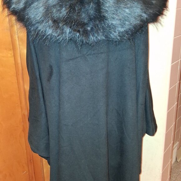 Adrienne Landau Faux Fur Collar Black Poncho/Cape - Size 2x-3x - NWT - Picture 6 of 12